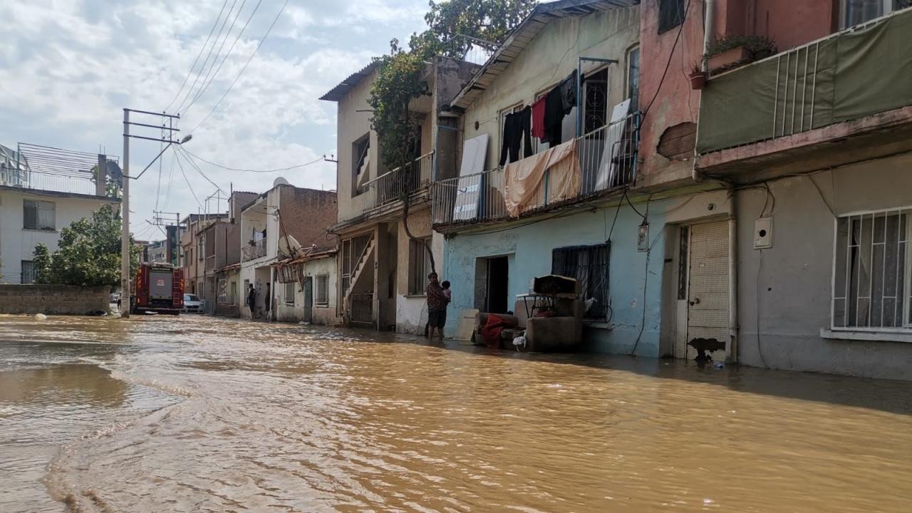 Son Dakika! İzmir'de ana su borusu patladı: Sokaklar göle döndü! Ev ve iş yerleri tahliye ediliyor
