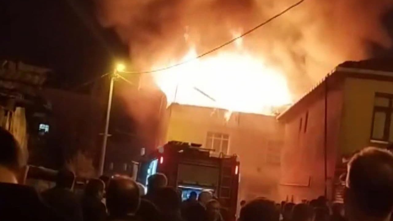 İstanbul Arnavutköy'de Korkutan Çatı Yangını: İtfaiye Ekipleri Alevlere Kısa Sürede Müdahale Etti