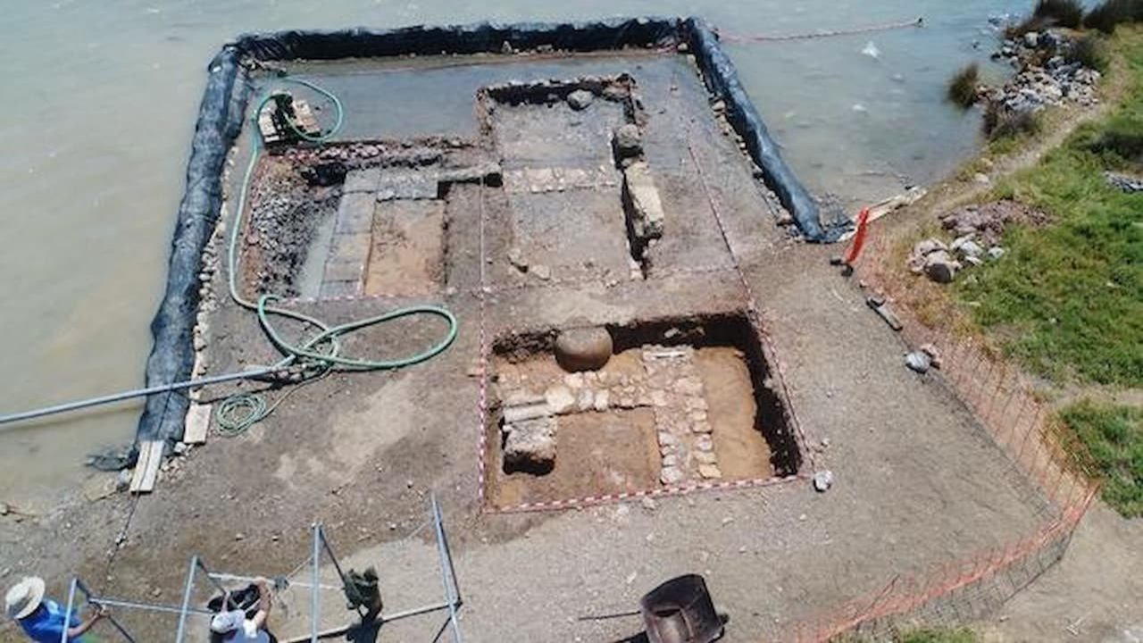 Salamis'i araştıran arkeologların keşifleri arasında yüzyıllar öncesine ait Atina çömlek kalıntıları da vardı