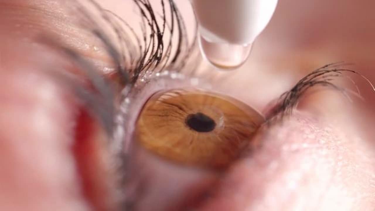 FDA, Tüketicileri 26 Farklı Göz Damlasının Enfeksiyon Riski Nedeniyle Kullanmamaları Konusunda Uyardı