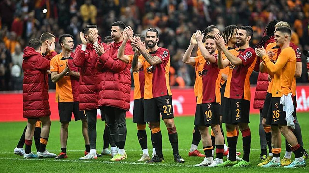 Futbol sahalarında heyecan sürüyor: Galatasaray, Süper Lig'de Yükselişe Geçti!