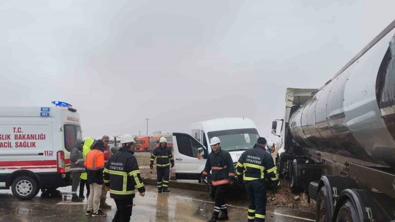 Mardin Artuklu'da Trafik Kazası: Tır ve Yolcu Minibüsü Çarpıştı, 2 Yaralı