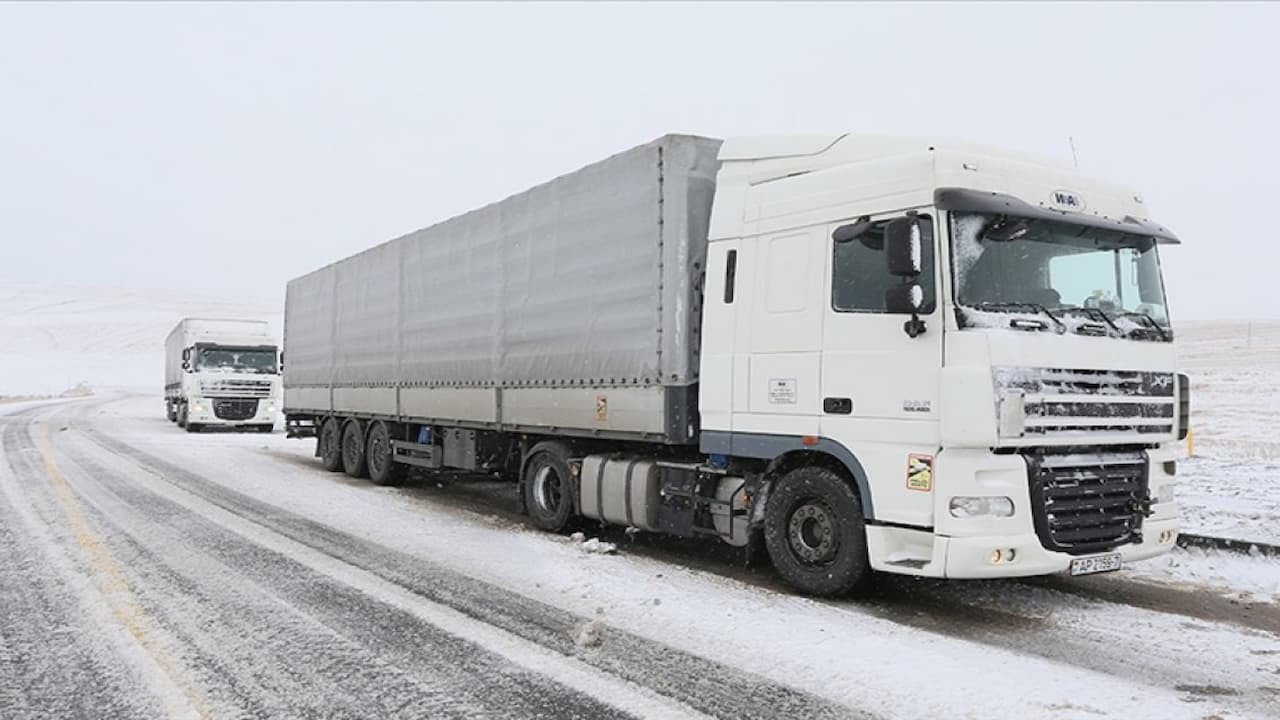 Bingöl Karlıova'da Yoğun Kar Yağışı! Tır ve kamyonların geçisi yasaklandı