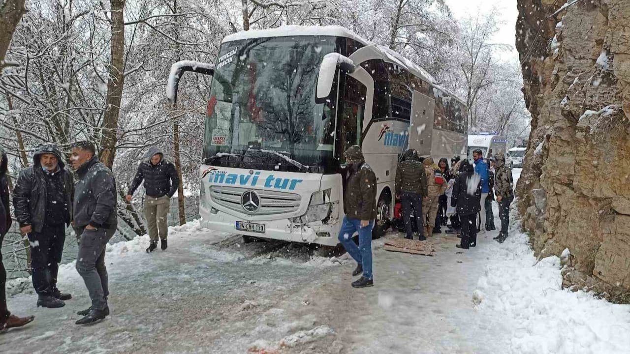 Tunceli Ovacık'ta Meydana Gelen Trafik Kazası: Yoğun Kar Yağışı Altında Üç Kişi Yaralandı