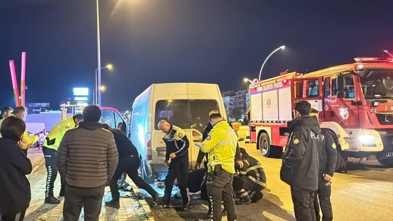 Edirne'de Trafik Kazası: Motosiklet ve Otomobil Çarpıştı, Sürücü Panelvan Altında Sıkıştı!