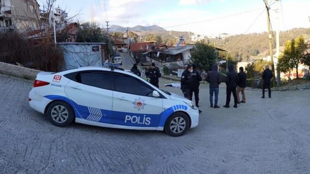 İzmir Karabağlar'da Şoke Eden Olay: Sokak Ortasında Hayatını Kaybeden Adamın Sırrı Çözülüyor!