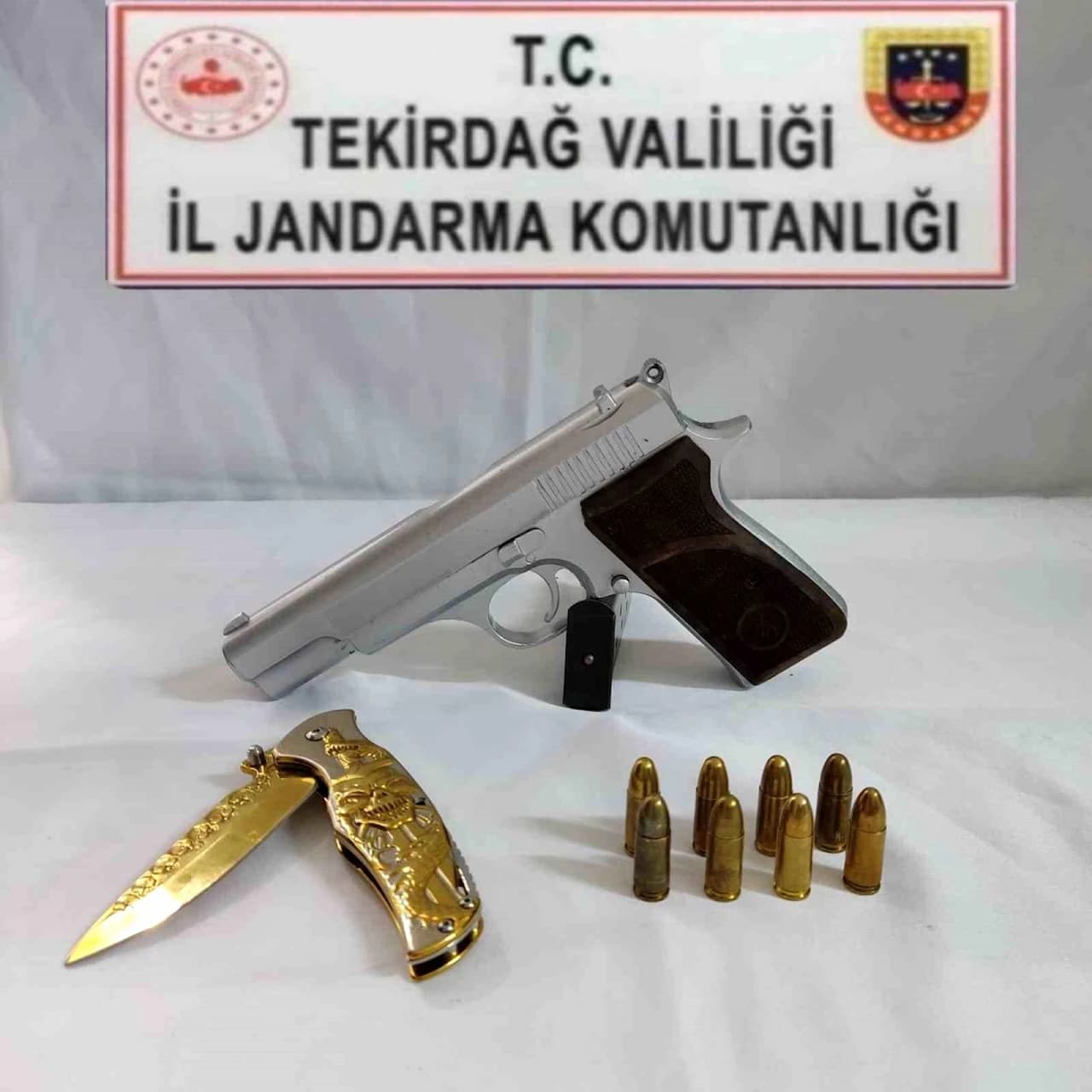 Tekirdağ'da Şaşırtan Operasyon: Araçta Gizlenmiş Silah ve Bıçaklar Bulundu!