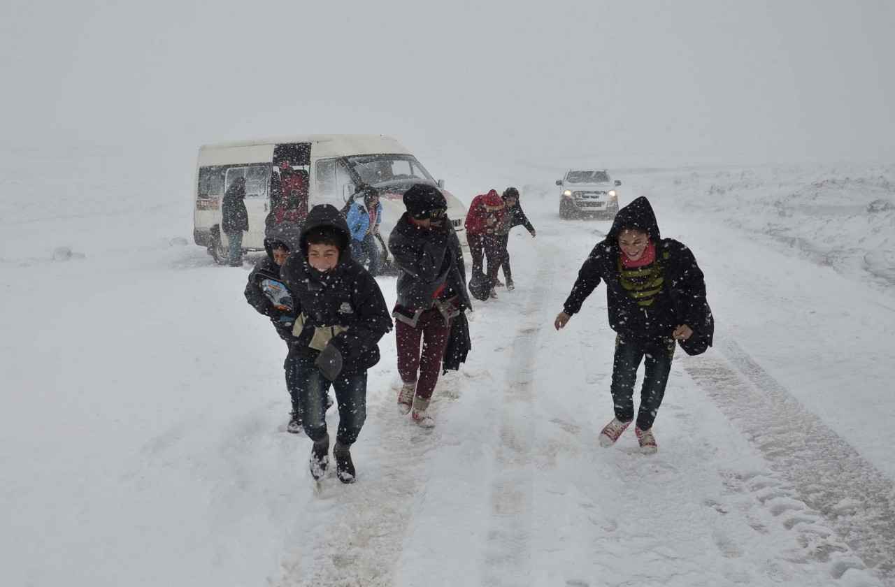 Şiddetli kar yağışı etkili oldu! Okullar tatil edildi: O şehirdeki öğrenciler dikkat