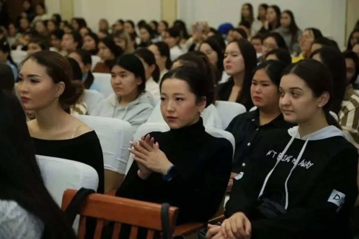 Kazakistan'da Rezalet Durum, Kadın Öğrencilerin Bekaret Durumları Sızdırıldı