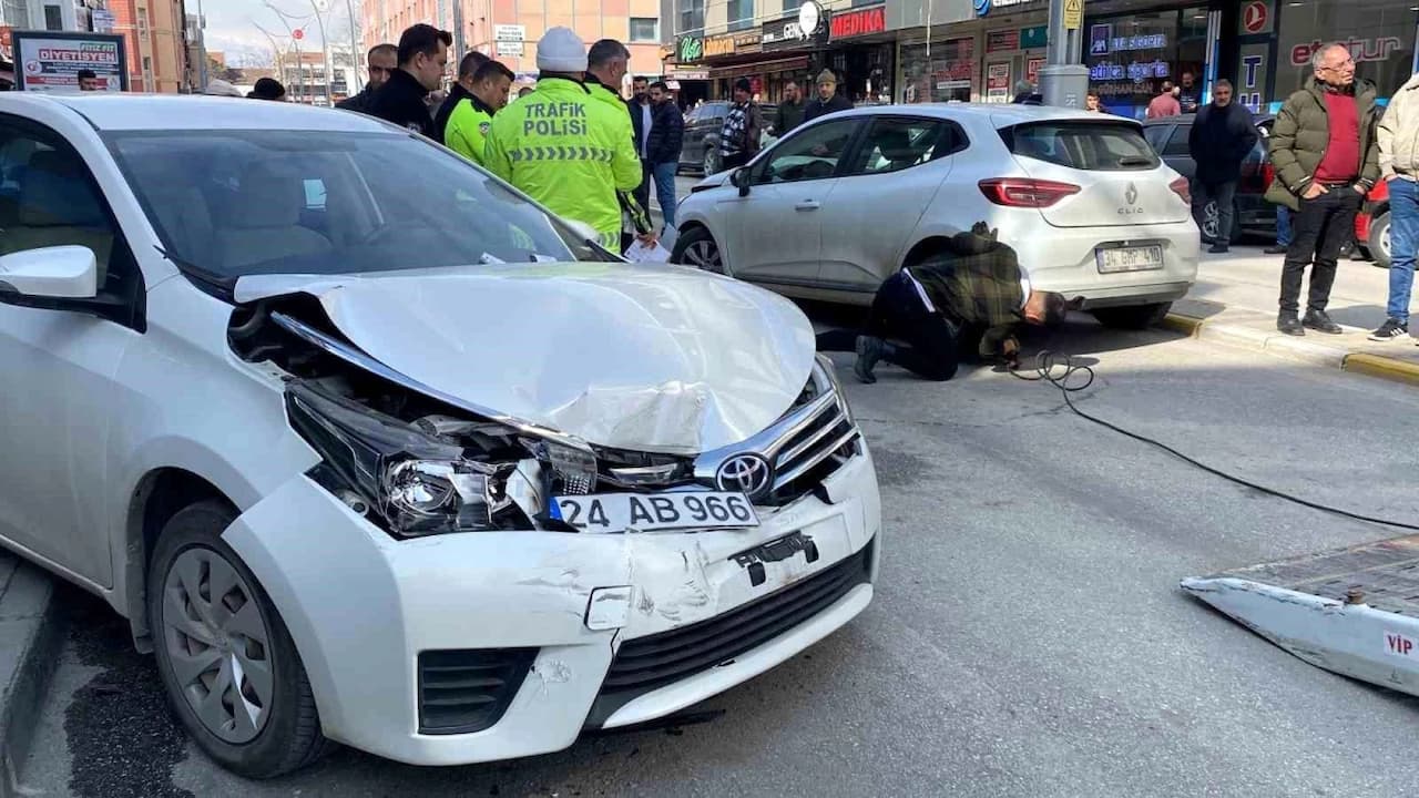 Erzincan'da Dehşet Anları! Park Halindeki 7 Araca Çarpan Sürücü Yaralandı