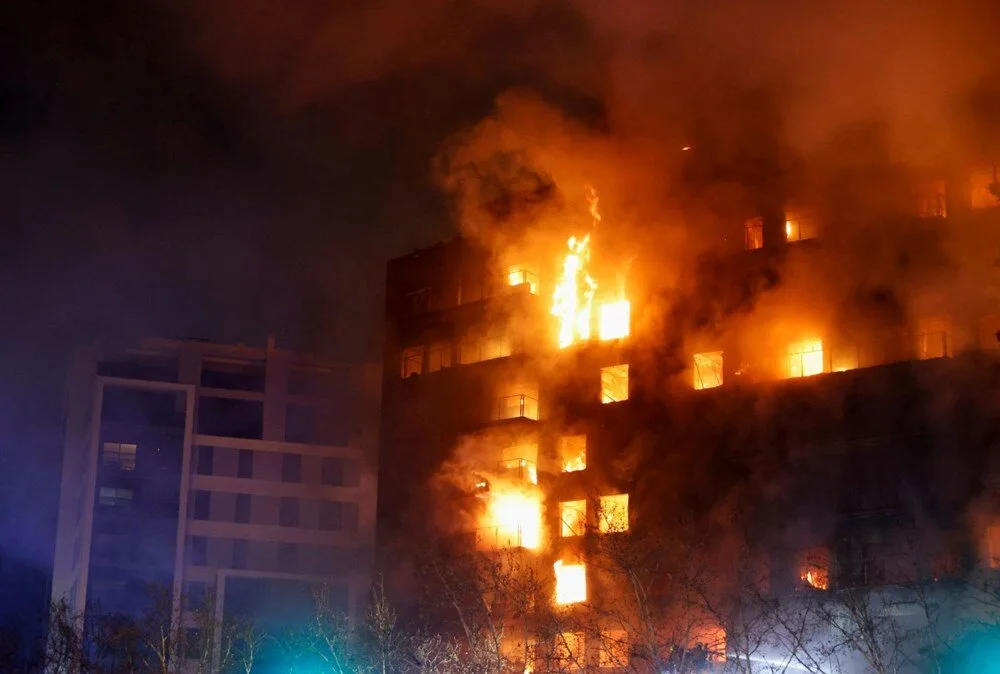 Valensiya’nın Kalbinde Yangın; 14 Katlı, 130 Daireli Apartman Yangına Teslim Oldu