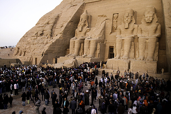 Nadir Gerçekleşen Bir Olay Firavun II. Ramses'in Heykeli Güneş Işığıyla Aydınlandı