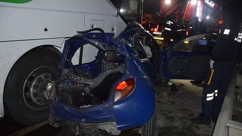İzmir Kemalpaşa'da; Yolcu Otobüsü Otomobil ile Çarpıştı Ölü ve Yaralılar Var