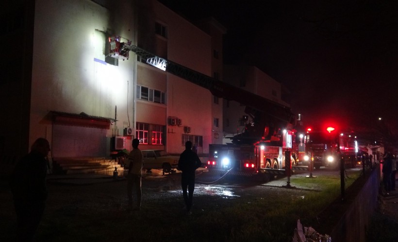 İzmir'de Endişe Yaratan Yangın Başarıyla Söndürüldü