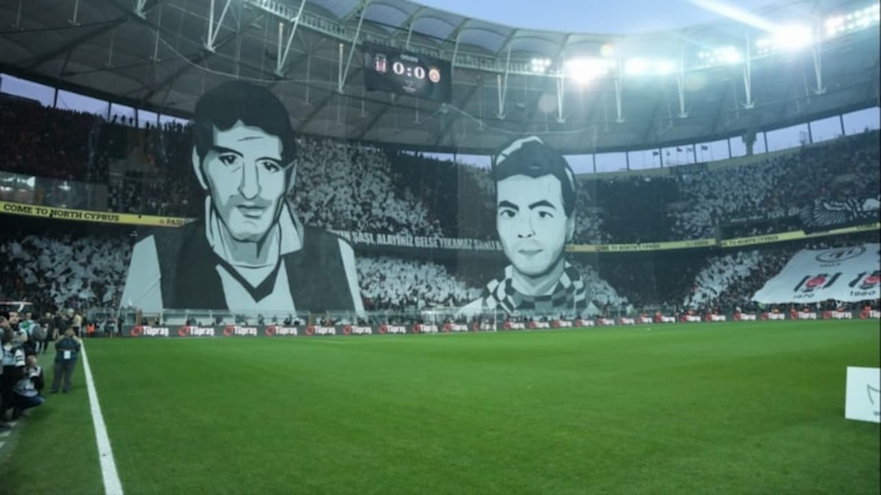 Beşiktaş Taraftarlarından Göz Alıcı Derbi Koreografisi: 121. Yıl Dönümü Büyüsü