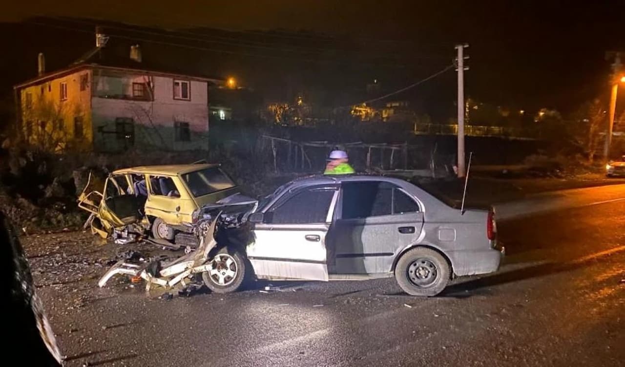 Korkunç Kaza: Tosya'da İki Araç Kafa Kafaya Çarpıştı, 2 Yaralı!