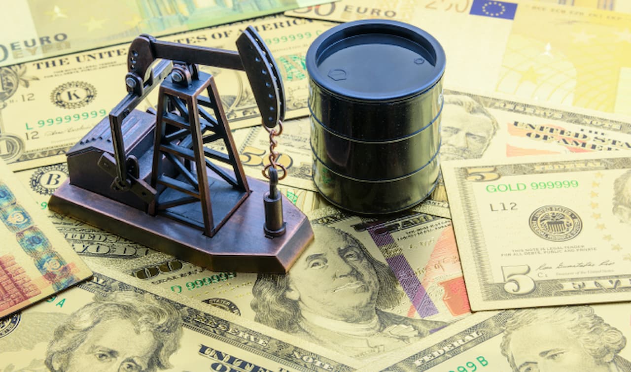 Brend petrol fiyatları Pazartesi günü varil başına 82 dolar civarında sabitlendi