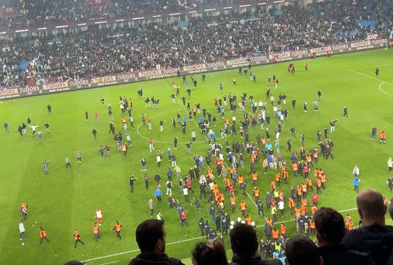 Trabzon’da Gergin Anlar: Futbol Maçında Taraftarlar Sahaya İndi!