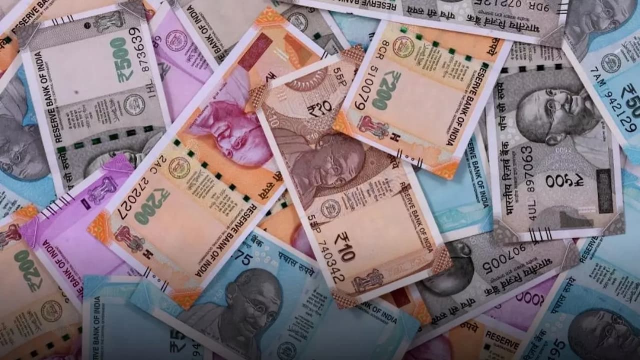 Hindistan Rupisi ABD Doları Karşısında Güç Kazanıyor