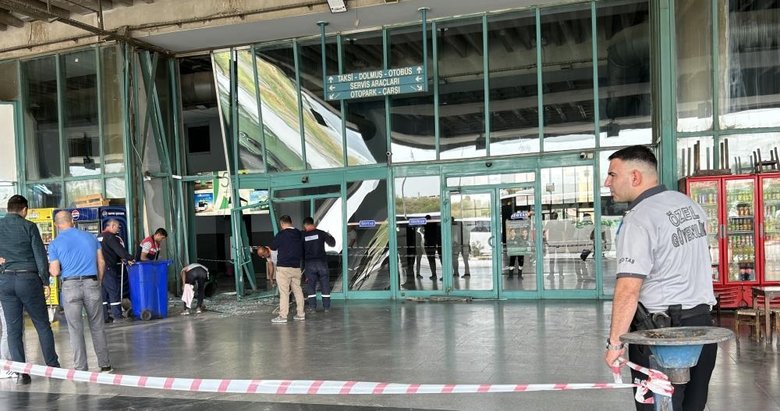İzmir'de İzmir-Erzurum Otobüsü Terminalde Kapılara Çarptı!