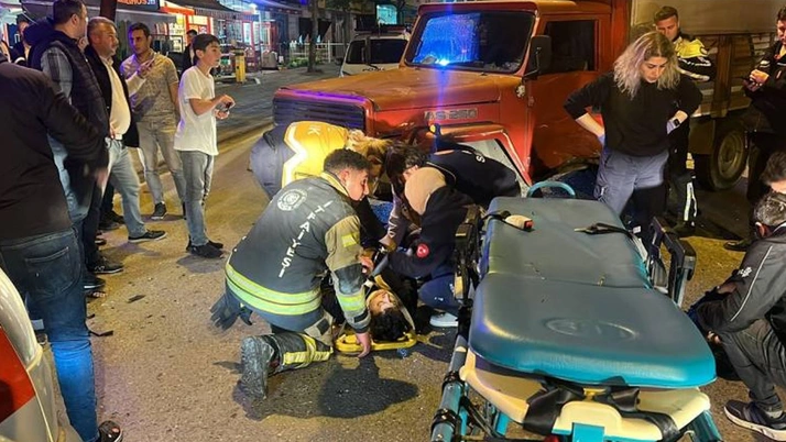 İki motosiklet kamyonetle çarpıştı: Korkunç kaza oldu! Ortalık savaş alanına döndü