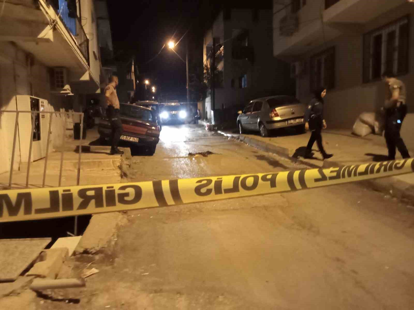 İzmir'de Motosikletli Silahlı Saldırı: Sokakta Yürüyen Adam Vuruldu